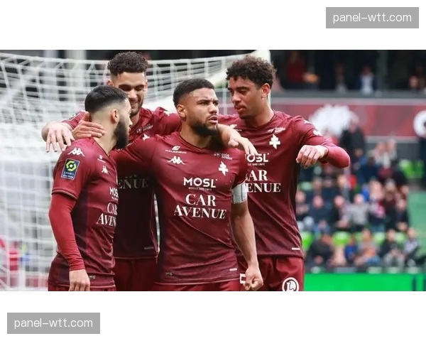 现场：梅斯主场球迷在球队保级关键战中高唱90分钟助威