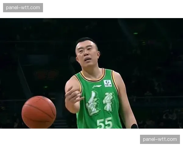 【2026年4月CBA联赛·人物·特写更衣室里的老将:韩德君在赢球后为年轻队员分析录像 【2026年4月CBA联赛·人物·特写更衣室里的老将:韩德君在赢球后为年轻队员分析录像